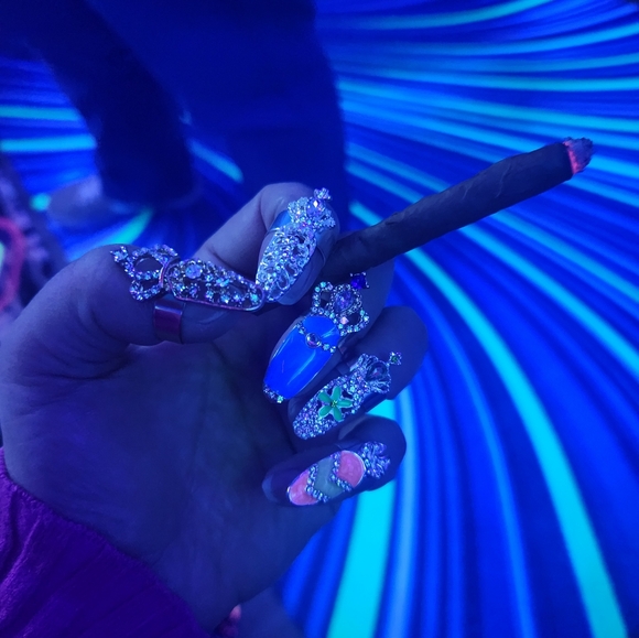 Meet your Posher, Jenn Aka Quinny - Picture 11 of 13